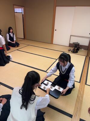 お運びも３年生です。